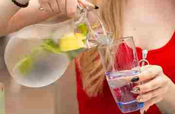 Beber água entre os drinks e os pratos pesados das festas faz diferença para o corpo? 